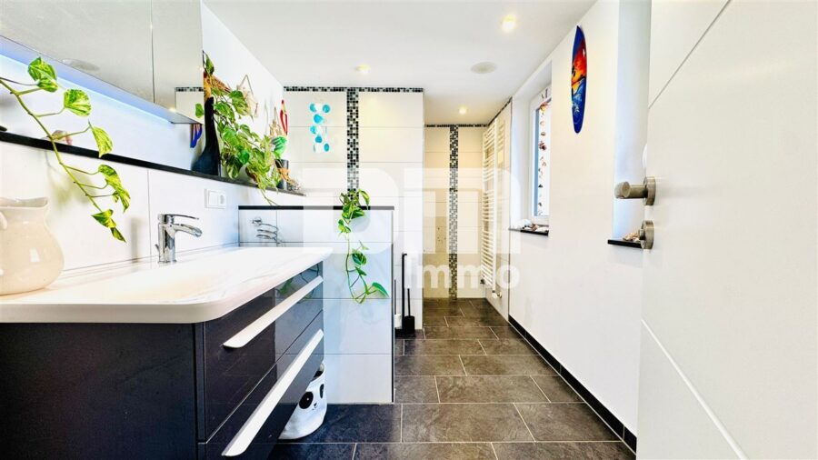 Vollständig kernsaniertes / neu erstelltes EFH in zentraler Lage mit 2 Garagen - OG Badezimmer / Dusche ebenerdig